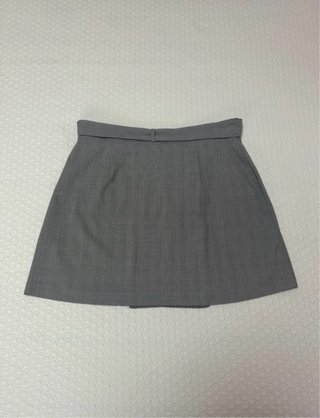 Falda gris con cinturón