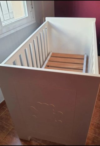 Cuna de bebé blanca con diseño
