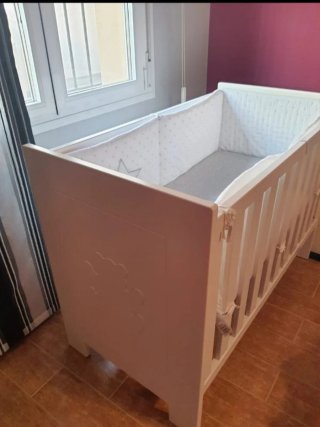 Cuna de bebé blanca con diseño