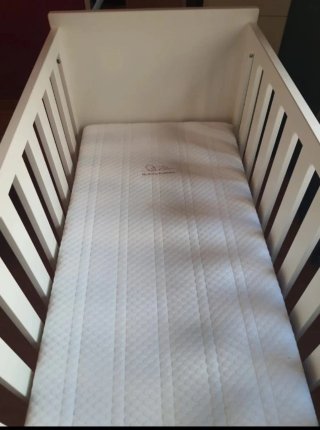 Cuna de bebé blanca con diseño
