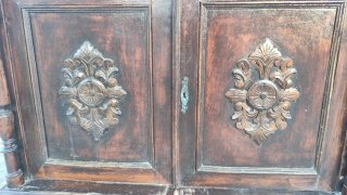 Aparador antiguo de madera con mármol