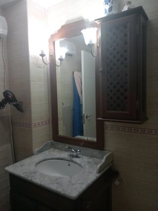 Muebles de baño de madera estilo rustico.