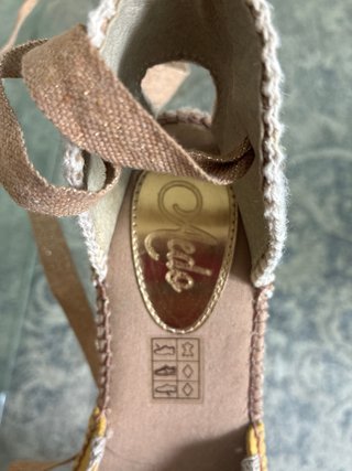 Alpargatas amarillas con cordones dorados T40