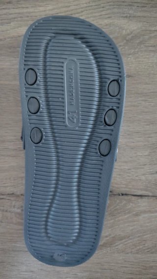 Chanclas grises