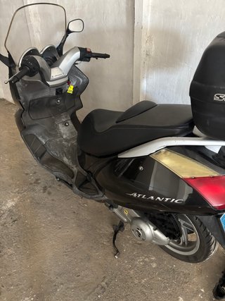 Aprilia Maxi Scooter Negra