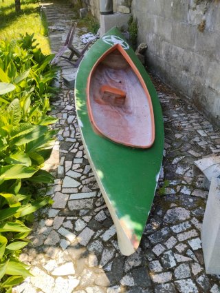 Canoa de plástico naranja y verde