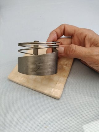 Brazalete metálico plateado