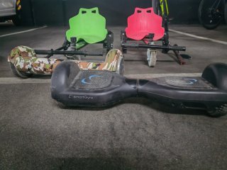 Hoverboards SmartGyro y Sillas Verdes/Rojas