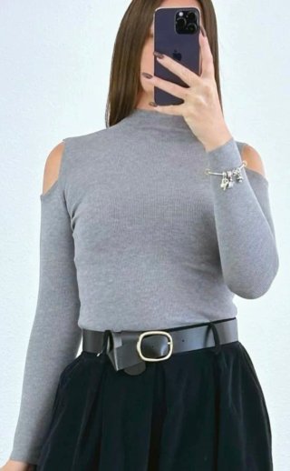 Jersey gris con hombros descubiertos