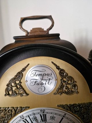 Orologio da tavolo in legno