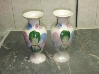Dos jarrones decorativos florales