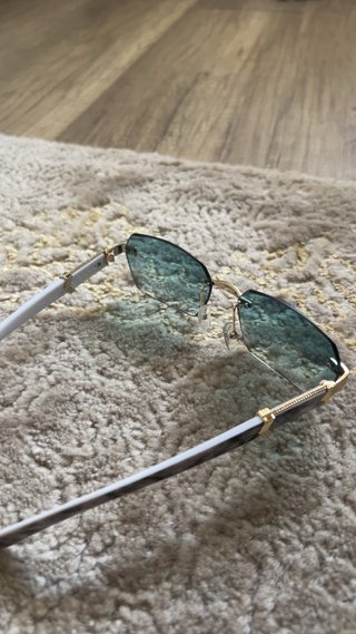 Gafas de sol azules y doradas