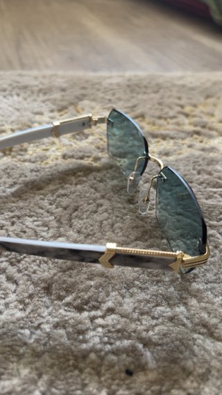 Gafas de sol azules y doradas