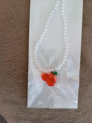 Collana perle bianche con ciondolo ciliegie rosse
