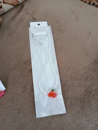 Collana perle bianche con ciondolo ciliegie rosse