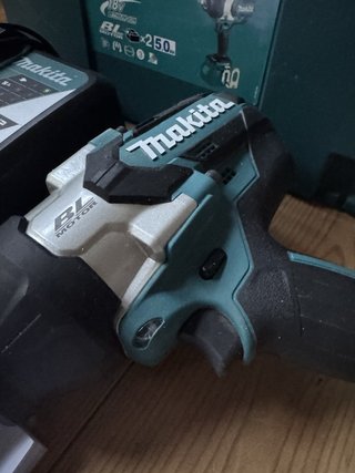 Llave de impacto inalámbrica Makita DTW1002RTJ