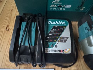 Llave de impacto inalámbrica Makita DTW1002RTJ