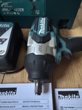 Llave de impacto inalámbrica Makita DTW1002RTJ