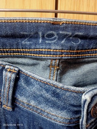 Pantalones vaqueros Zara desgastados