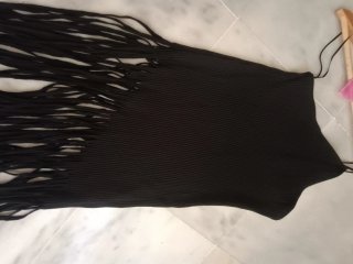 Vestido negro Zara con flecos