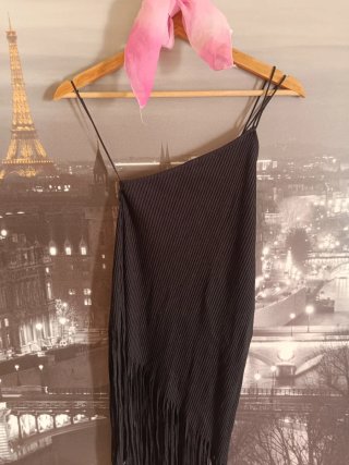 Vestido negro Zara con flecos