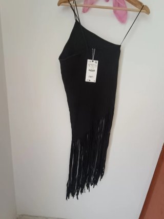 Vestido negro Zara con flecos