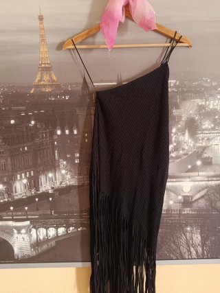 Vestido negro Zara con flecos