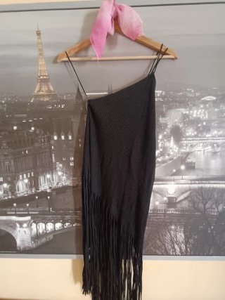 Vestido negro Zara con flecos