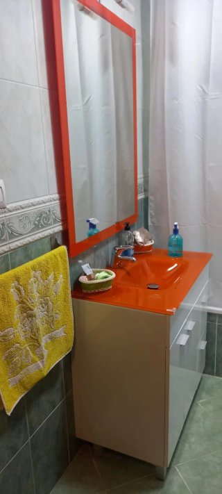 Mueble de baño con lavabo naranja