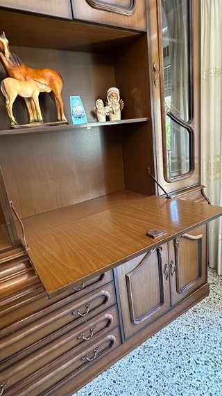 Mueble de salón clásico de madera y mesa de centro