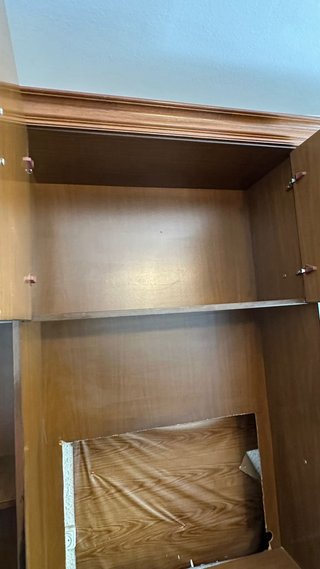 Mueble de salón clásico de madera y mesa de centro
