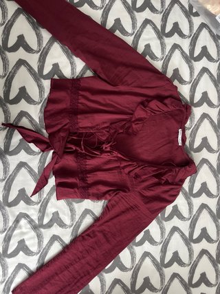 Blusa burdeos con volantes y lazada