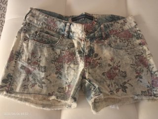 Shorts vaqueros Bershka florales