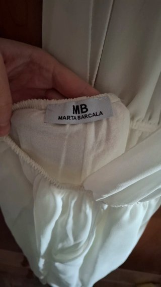Mono blanco multiposición escotado