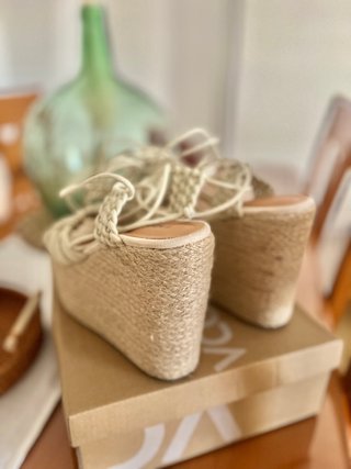 Sandalias cuña beige atadas