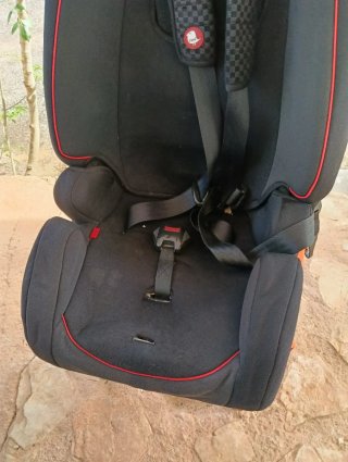 Silla de coche Piku negra con detalles rojos
