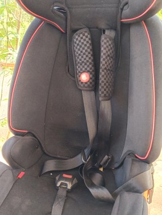 Silla de coche Piku negra con detalles rojos