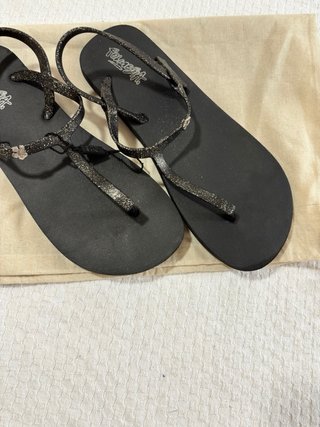 Sandalias negras con brillos plateados