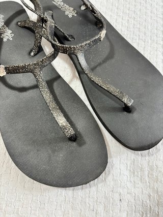 Sandalias negras con brillos plateados