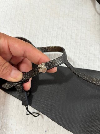 Sandalias negras con brillos plateados