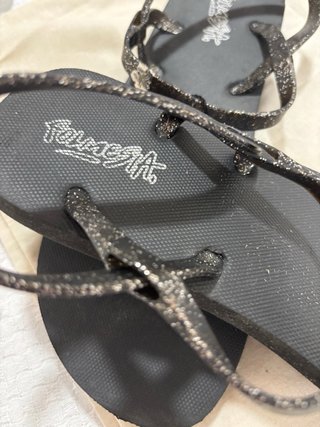 Sandalias negras con brillos plateados