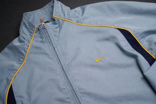 Chaqueta Nike Y2K azul cielo con detalles amarillo