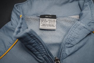 Chaqueta Nike Y2K azul cielo con detalles amarillo