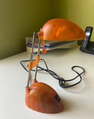 Lámpara de mesa naranja clásica
