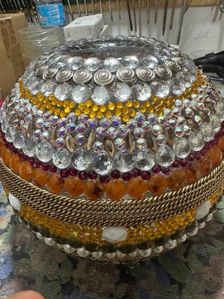 Vaso decorato a mano con strass e catene