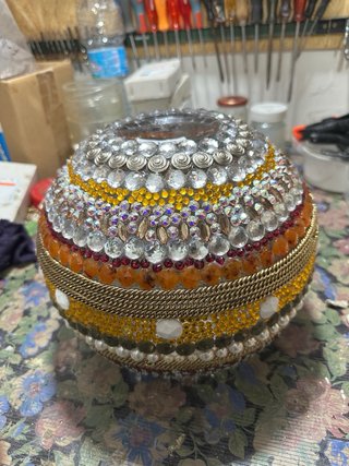 Vaso decorato a mano con strass e catene