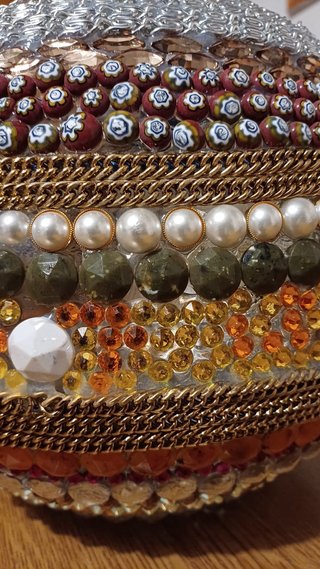 Vaso decorato a mano con strass e catene