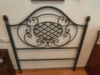 Cabecero de cama de forja verde