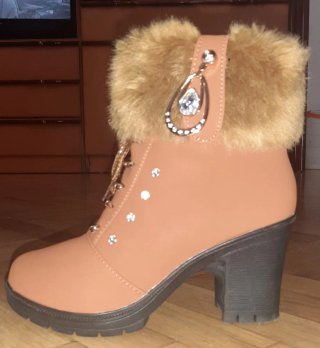 Botas marrones con pelo y tacón