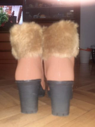 Botas marrones con pelo y tacón
